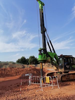 Używana maszyna do palowania z zamkniętym układem hydraulicznym, prędkość znamionowa 3,1 lub 5,2 km/h i masa maszyny 20 t do precyzyjnego palowania