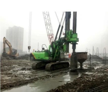 Jiangsu Hydraulic Piling Rig z 4300mm szerokością operacyjną 20mm maksymalną głębią stertu i hydrauliczne sterowanie joystickem do instalacji fundamentów