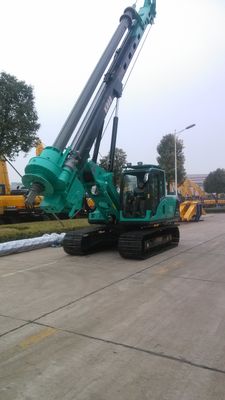 Wiertnica CFA z prędkością jazdy 3,5 km/h, ciśnieniem w układzie hydraulicznym 32 MPa i maksymalnym momentem obrotowym 150 KN.m